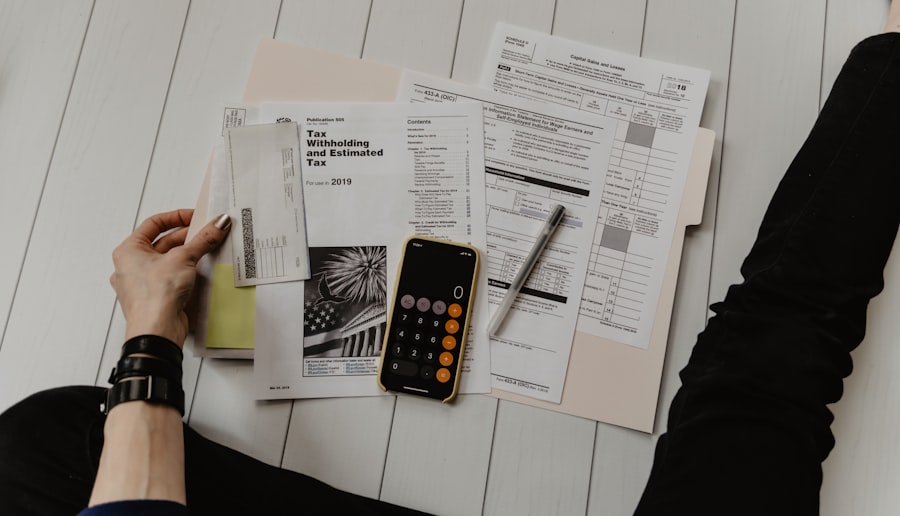 Conducteur lisant un document d'assurance