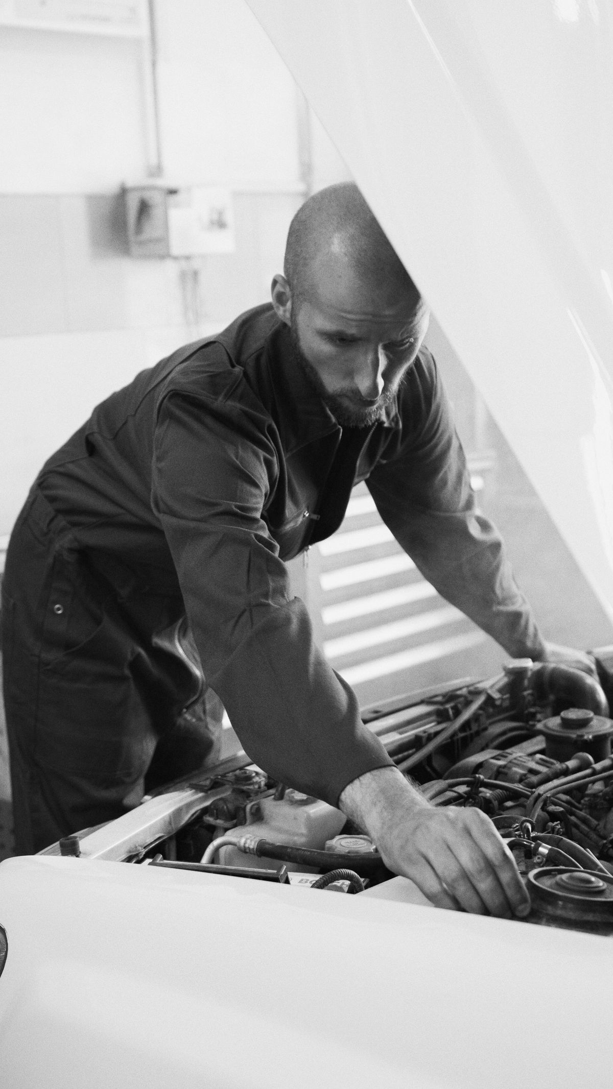 Mécanicien professionnel intervenant sur un véhicule