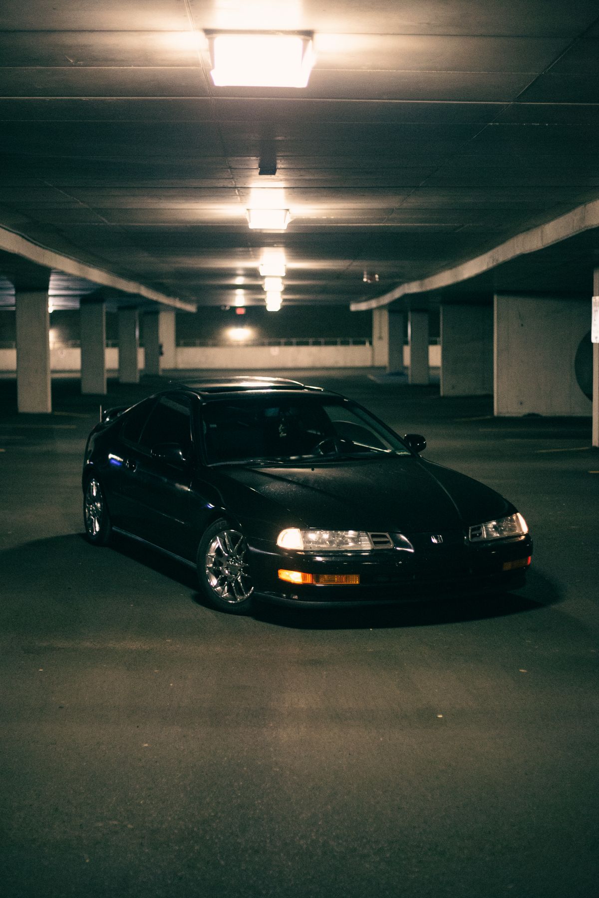Parking souterrain avec véhicule abandonné