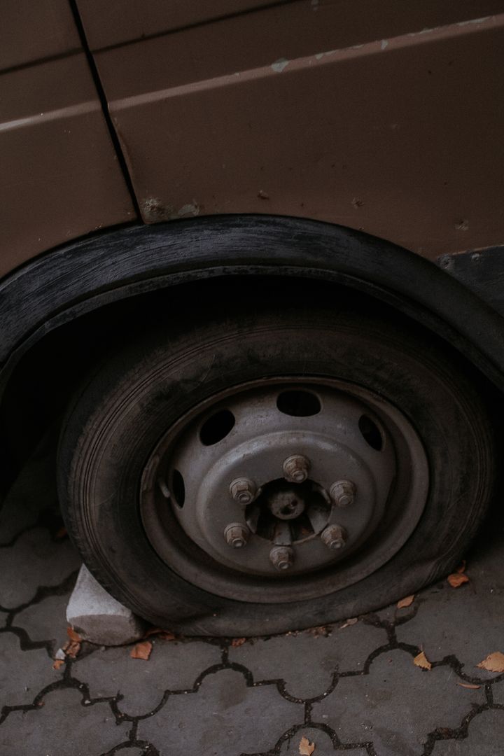 Pneu crevé en route : signaler, sécuriser, appeler